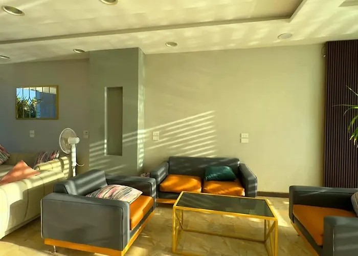 Elegant With & Pool Access *